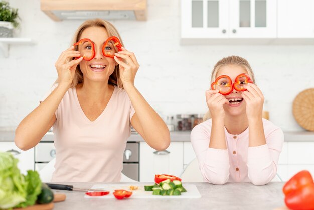 Vue de face mère et fille faisant des grimaces