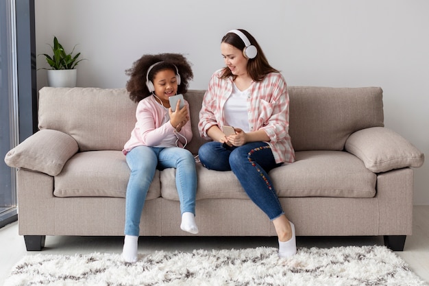 Photo gratuite vue de face mère et fille se détendre à la maison