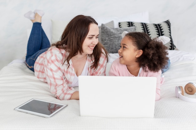 Vue de face mère et fille se regardant