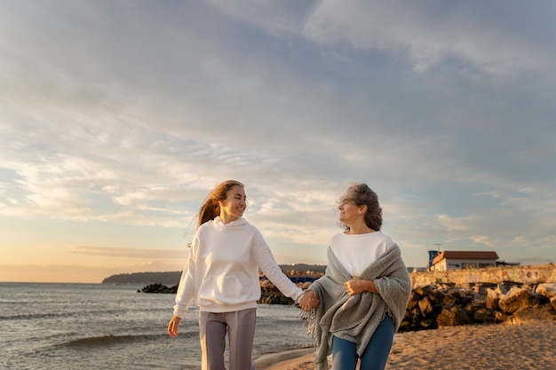 Vue de face mère et fille se tenant la main