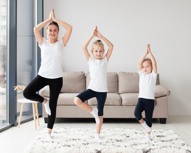 Photo gratuite vue de face de la mère avec des filles à la maison