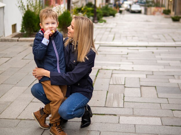 Vue de face mère et fils posant ensemble