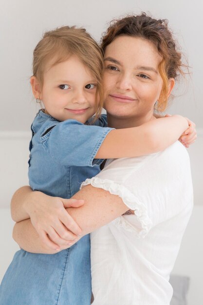 Vue de face mère avec jolie petite fille