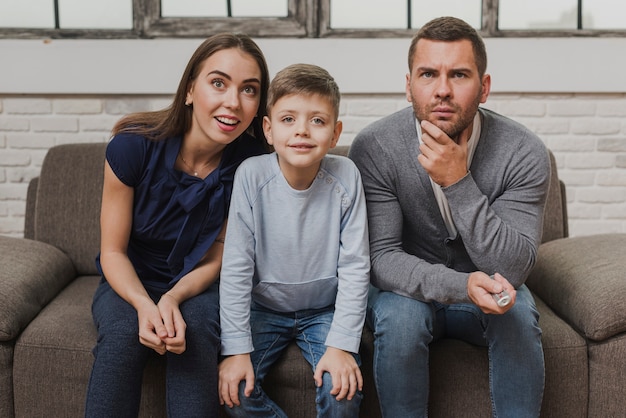 Vue de face mère avec père et fils