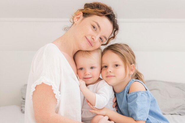 Vue de face mère posant avec des enfants