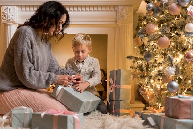 Vue de face de la mère et son fils à Noël