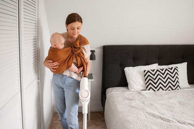 Vue de face mère utilisant un aspirateur