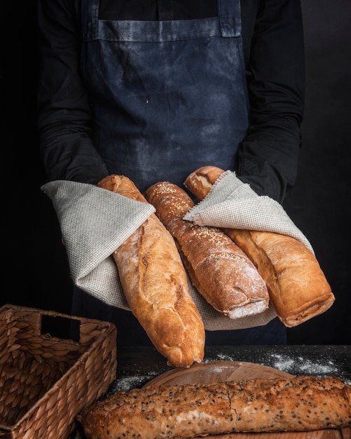 Vue de face de miches de pain croustillantes