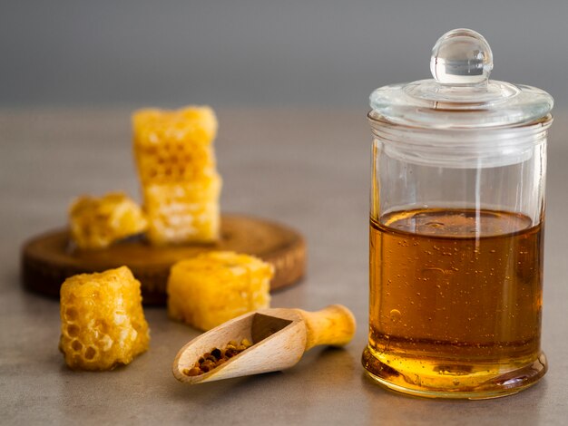 Vue de face de miel en pot