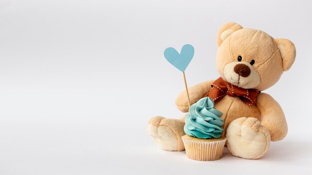 Vue De Face De Mignon Petit Bebe Garcon Cupcake Et Ours En Peluche Photo Gratuite