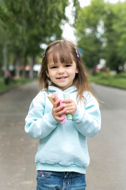 Vue de face mignonne jeune femme