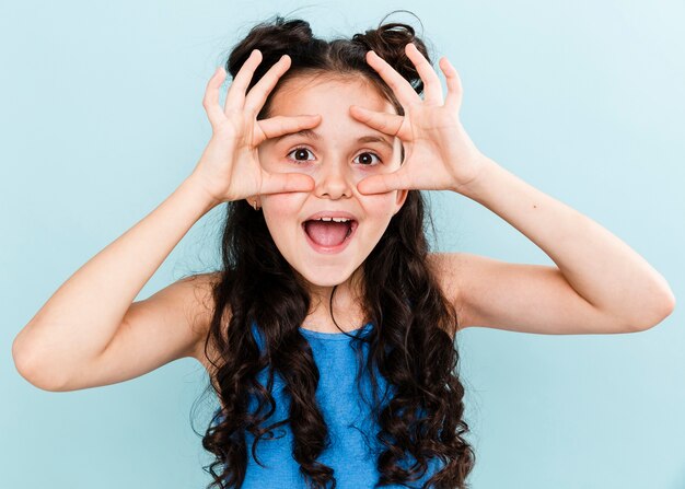 Vue de face mignonne petite fille étant maladroite