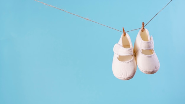 Vue de face de mignonnes petites chaussures de bébé avec espace copie