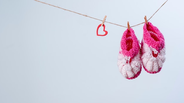 Vue de face de mignonnes petites chaussures de bébé avec espace copie