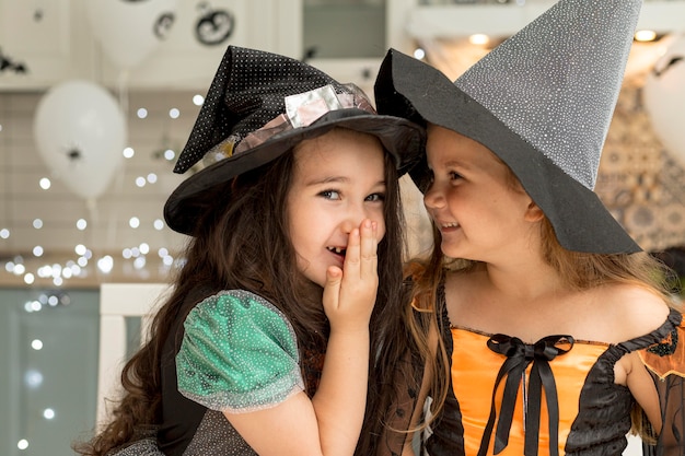 Vue de face de mignonnes petites filles avec costume de sorcière