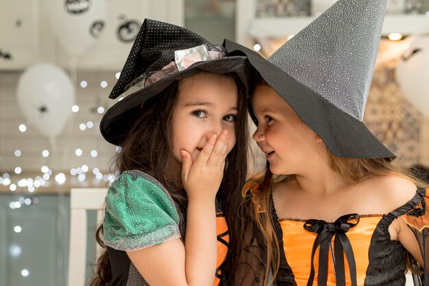 Vue de face de mignonnes petites filles avec costume de sorcière