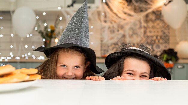 Vue de face de mignonnes petites filles avec des costumes d'halloween