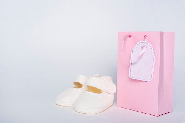 Vue de face de mignons petits accessoires pour bébé