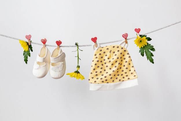 Vue de face de mignons petits accessoires pour bébé