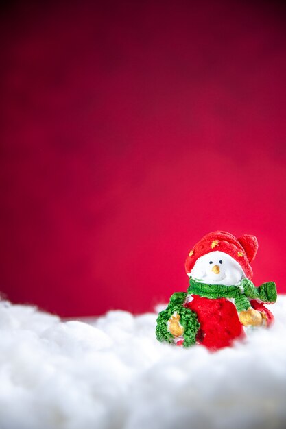 Vue de face mini bonhomme de neige sur fond rouge