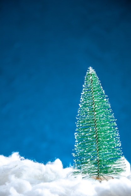 Vue de face mini sapin de Noël sur fond blanc bleu