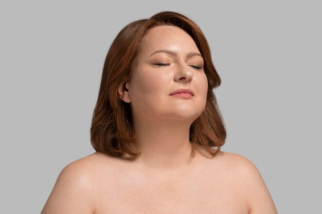 Vue de face modèle taille plus posant en studio