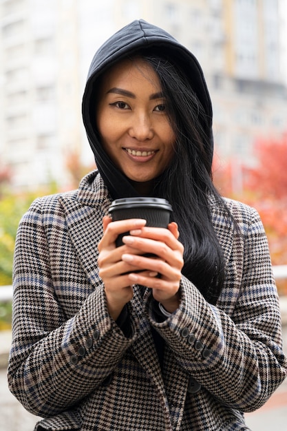 Photo gratuite vue de face modèle tenant une tasse de café