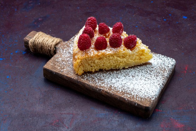 Photo gratuite vue de face morceau de gâteau sucré cuit au four avec des framboises sur le bureau sombre gâteau au sucre berry tarte cuire biscuit