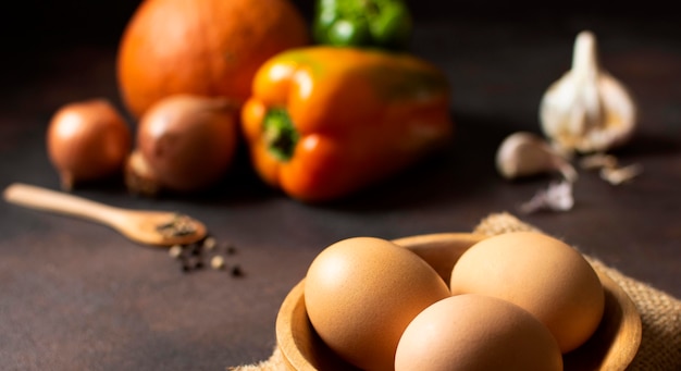 Vue de face des œufs et des légumes