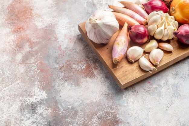 Vue de face oignons et ails ingrédients frais pour le repas