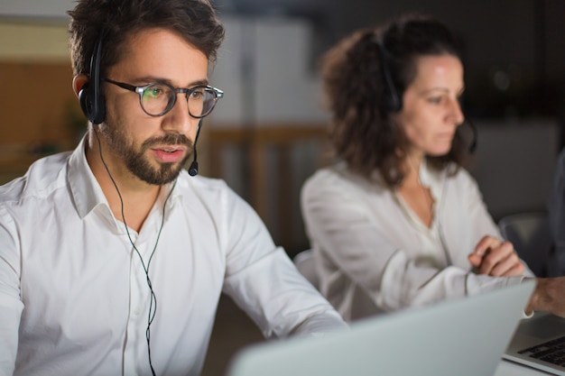 Vue de face de l'opérateur du centre d'appels communiquant avec le client