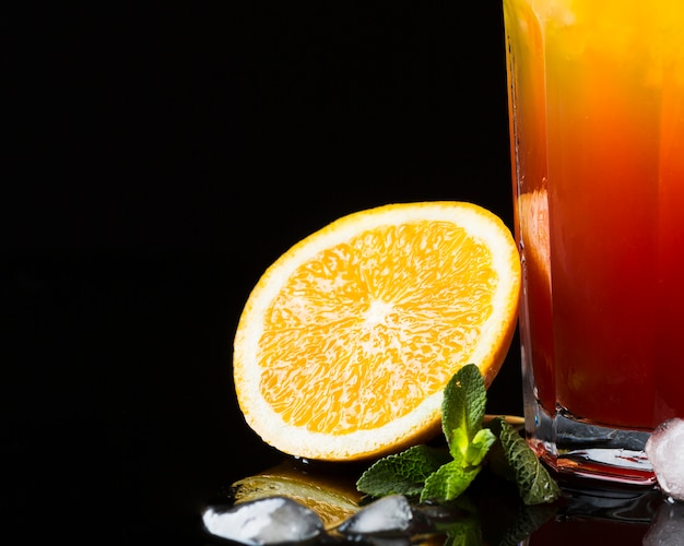 Vue de face d'orange avec cocktail et menthe