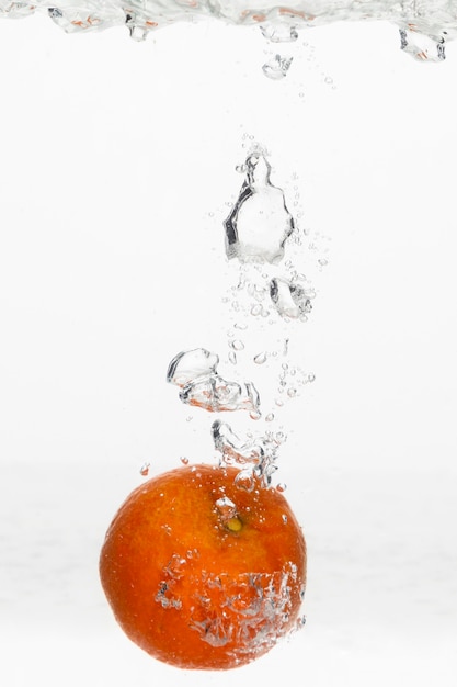 Vue de face de l'orange dans l'eau