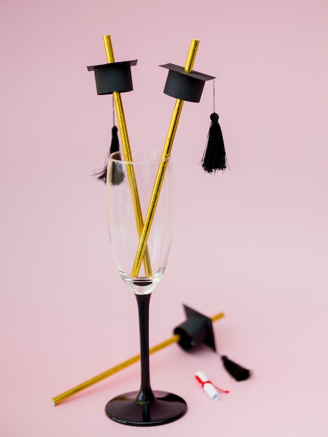 Photo gratuite vue de face pailles de graduation en verre fantaisie