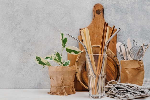 Vue de face des pailles et des plantes