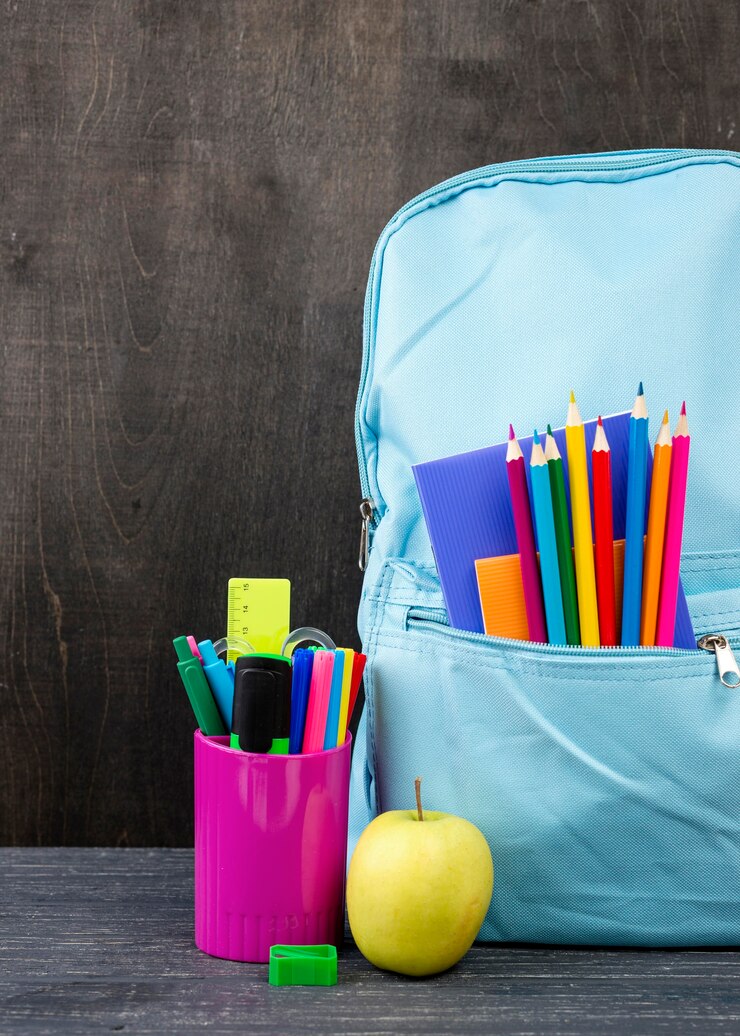 Photo gratuit vue de face de la papeterie de retour à l'école avec des crayons colorés et pomme