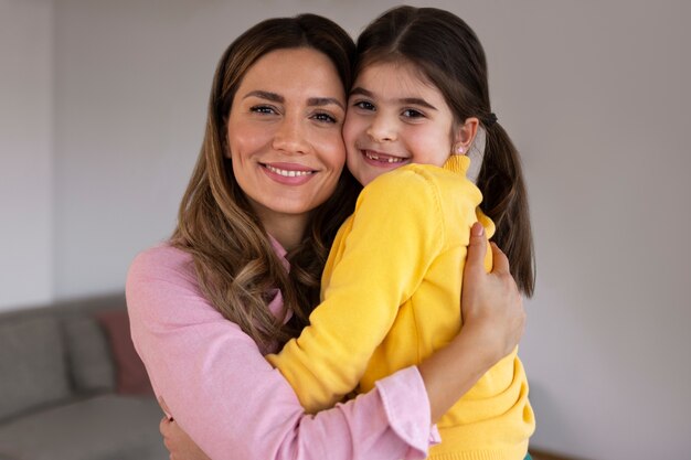 Vue de face parent heureux avec enfant à la maison