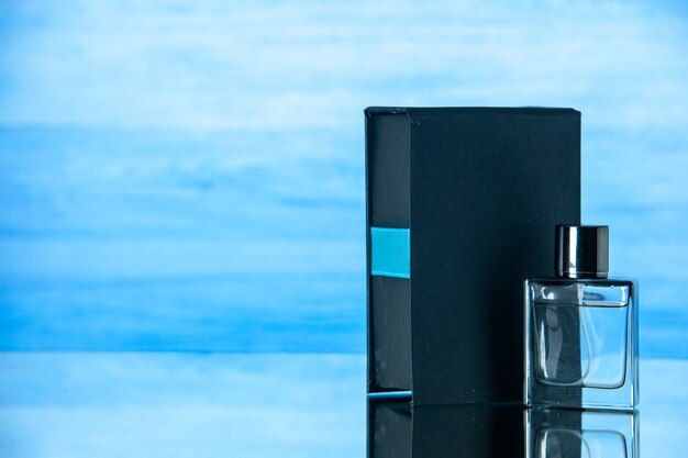 Vue de face parfum cher en cadeau sur la table bleue parfum parfum mariage amour sentiment odeur de vacances