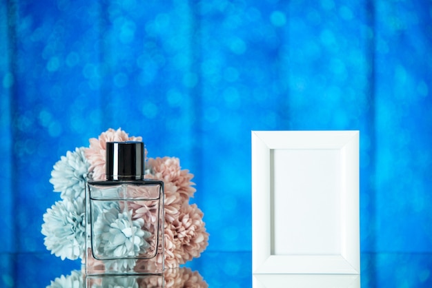 Vue de face parfum féminin petit cadre photo blanc fleurs sur fond bleu espace libre