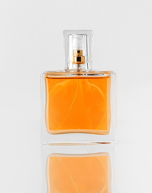 Une vue de face parfum orange à l'intérieur du verre isolé sur le sol blanc