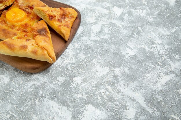 Vue de face de la pâte aux oeufs en tranches de pain cuit au four sur un espace blanc