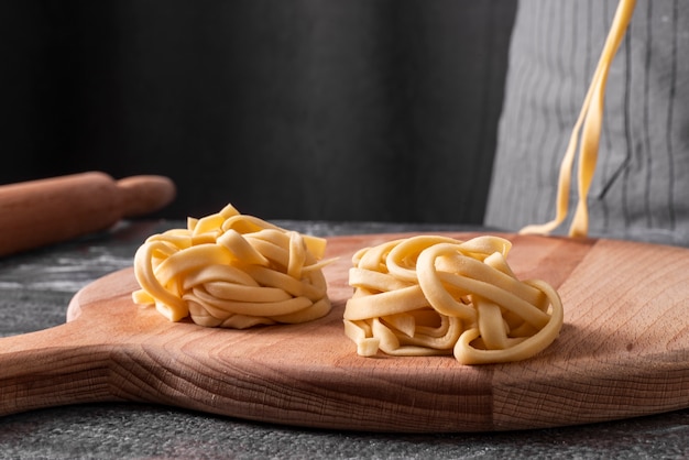 Vue de face des pâtes faites par le chef