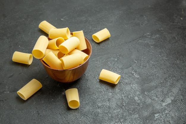 Vue de face des pâtes italiennes crues peu formées