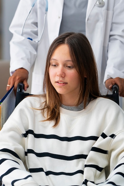 Vue de face patient en fauteuil roulant