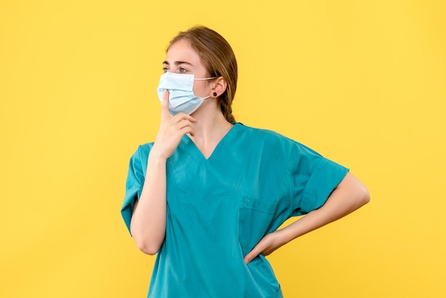 Vue de face de la pensée de la jeune femme médecin