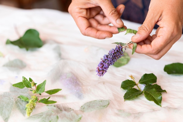 Vue de face personne colorant un chiffon avec des pigments naturels