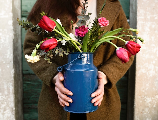 Photo gratuite vue de face personne avec vase de fleurs