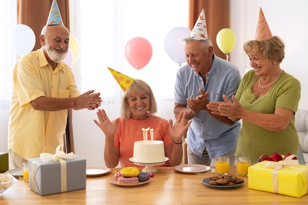 Photo gratuite vue de face des personnes âgées célébrant leur anniversaire