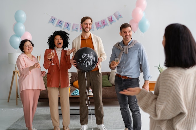 Photo gratuite vue de face des personnes célébrant à la fête de révélation du genre