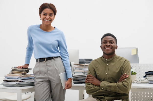 Photo gratuite vue de face des personnes posant au travail